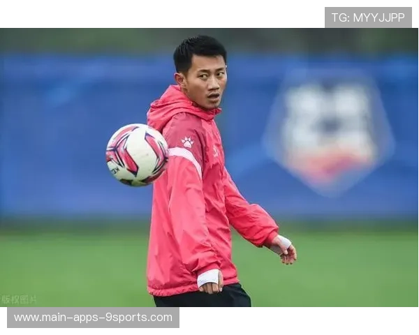 河南队周大地试训亮相，前场回做顺脚送出直塞